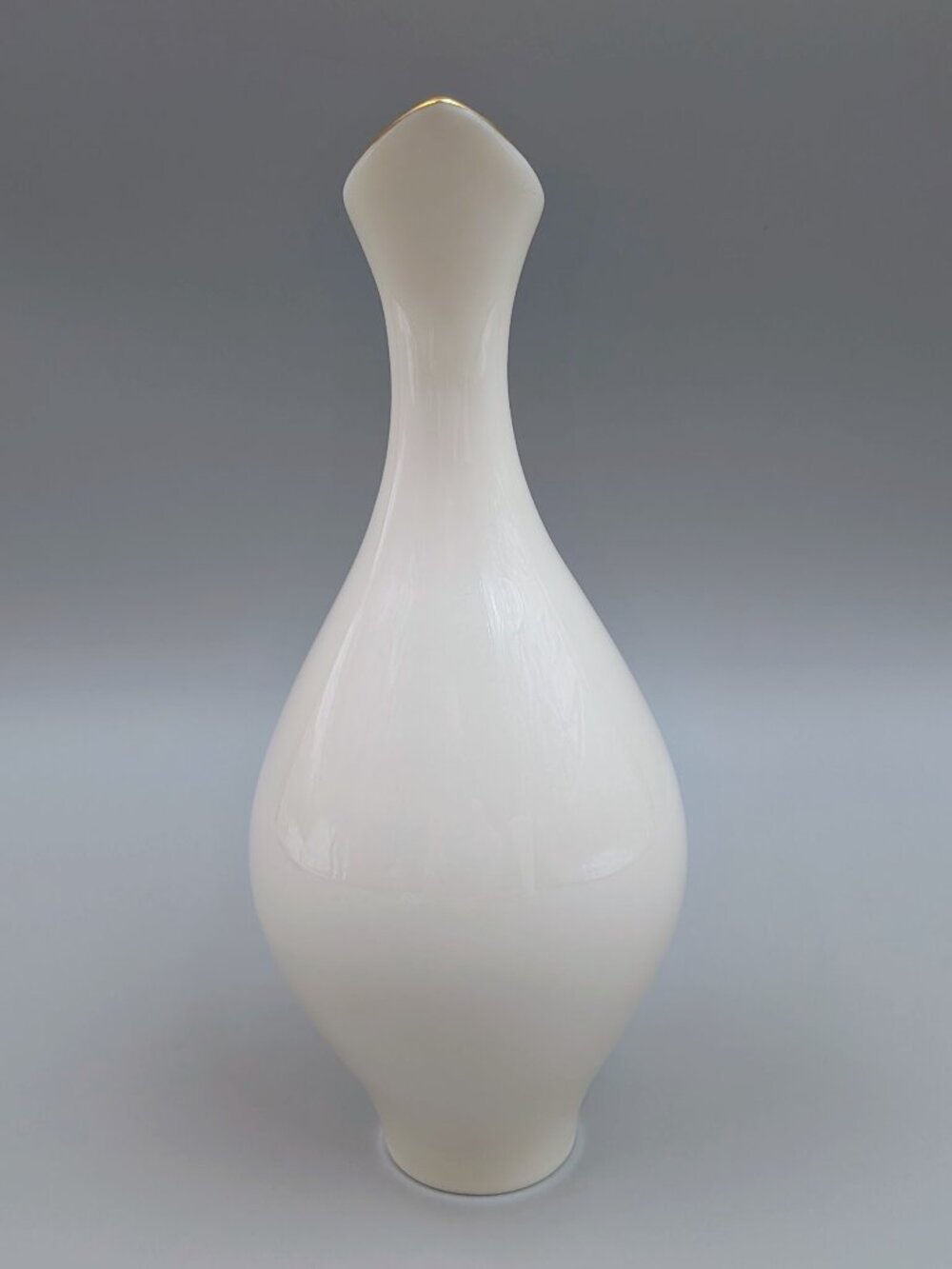 Mid-Century Vintage Lenox Century Collection Vase - Ivory Porcelain w. Gold Trim - Picture 3 of 8
